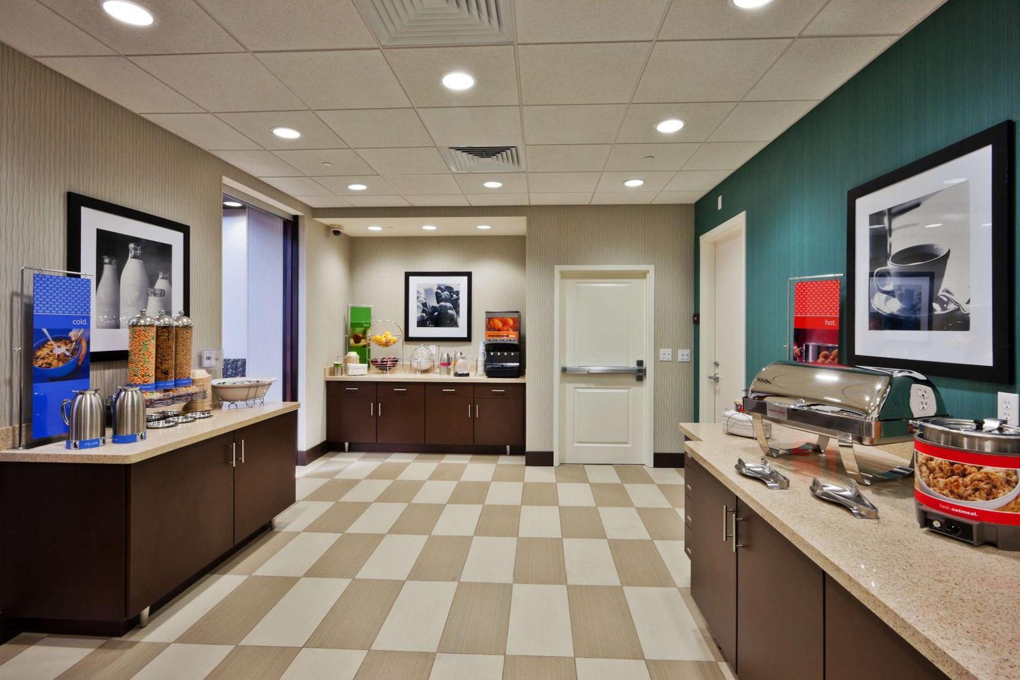 Hampton Inn & Suites Denver Airport / Gateway Park Аурора Екстериор снимка